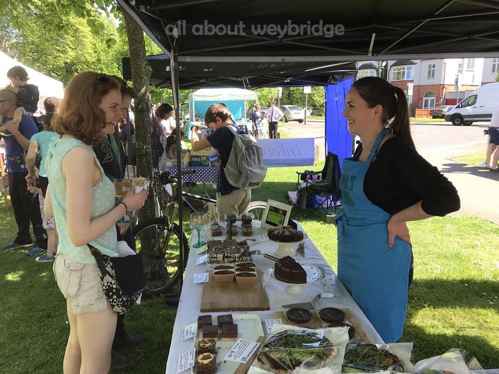 Great to meet so many lovely people at the Great Weybridge Bake-Off yesterday.
April's Table was one of the Artisan Market Stalls.
I had the pleasure of sampling the yummy food and meeting April who runs a vegan bakery supplying delicious healthy cakes.
…bridge-surrey.allaboutweybridge.co.uk/great-weybridg…