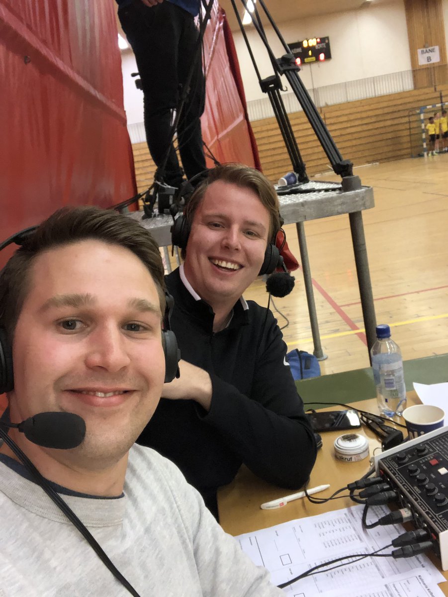 Blod, svette, tårer og jubel. Det er #kolbotncup og min makker Jonas og jeg kommenterer folkefesten. Følg live på: handball.aventia.no/tools/Embed?id…