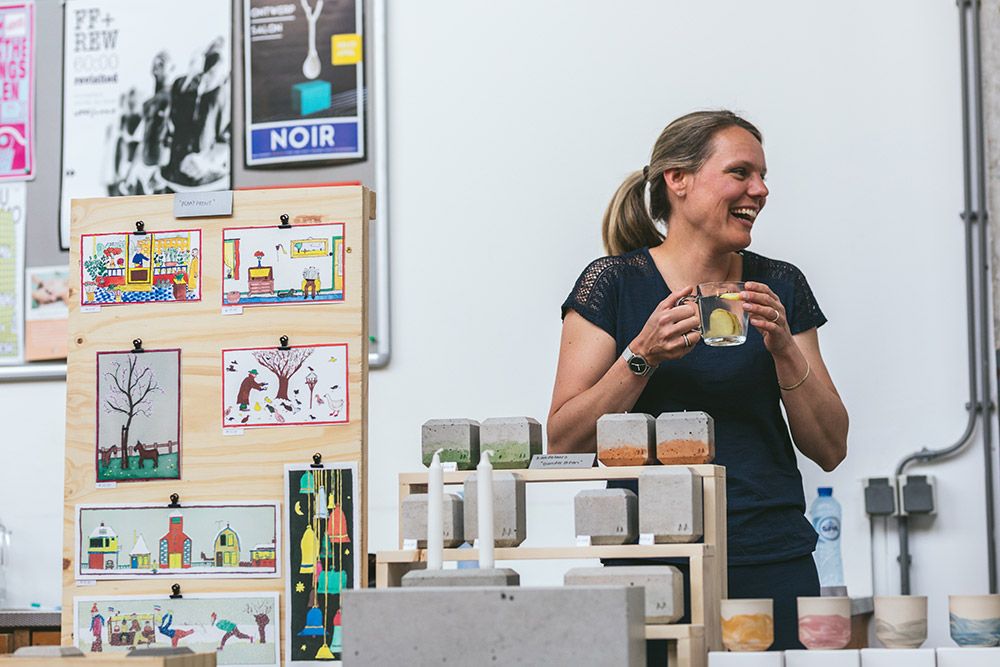 De producten die de zussen Fleur en Simone van <a href="/plaatkwadraat/">PLAATKWADRAAT</a> maken zijn ambachtelijk. Ze maken zoveel mogelijk zelf, of werken samen met andere lokale ondernemers. 
foto: <a href="/rudest84/">Ruud Vonk</a> 
#ontwerpsalon #inkoopbeurs #vechtclubxl #ontwerper #utrecht #030 #shop #gifts  #plaatkwadraat