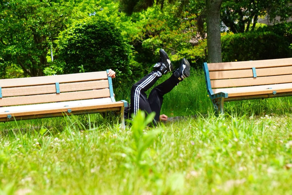 ywt_ryuya's tweet photo. 今回のオフショットグランプリ1位は
『ベンチにあえて座らない男の末路』
です。 https://t.co/GyV8VwOAwK
