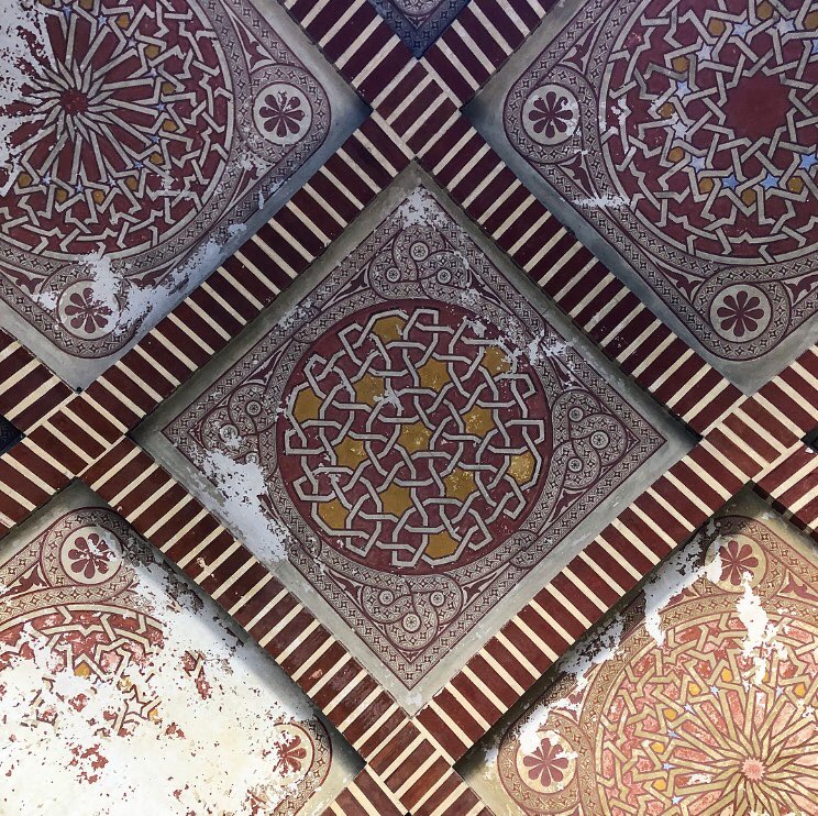 Beautifully detailed architecture of the Alcazaba - a Moorish fortress palace in Malaga 😍 #inspiration #travels #architecture #loveagoodceiling