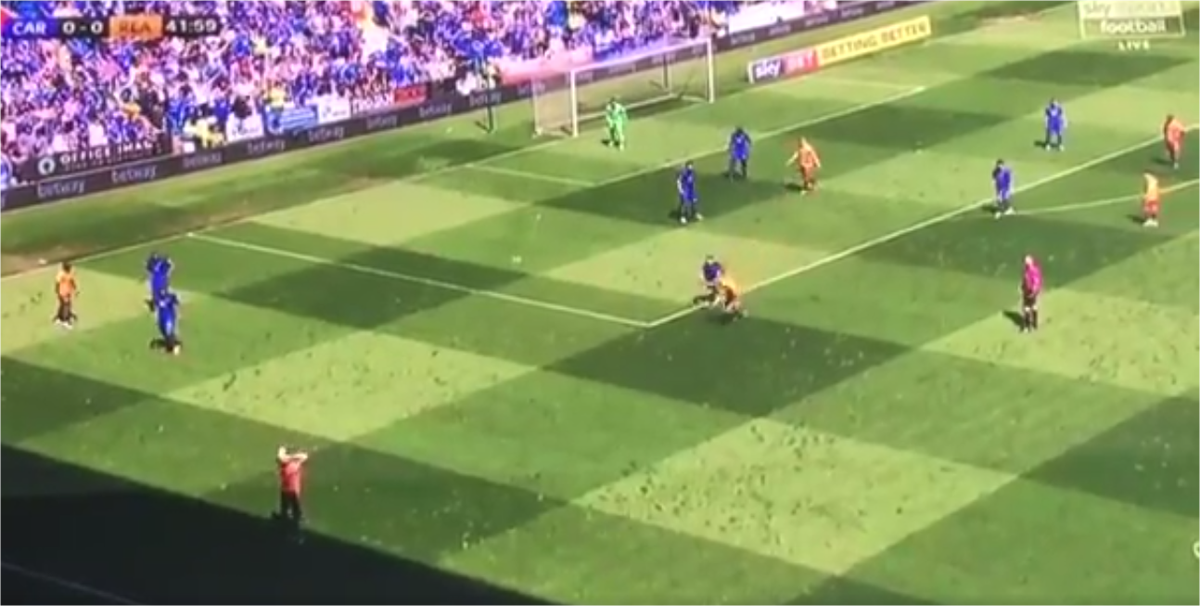 Quand un joueur de Reading joue une touche depuis... la ligne d'ombre du stade. Personne n'a rien vu ! 😅