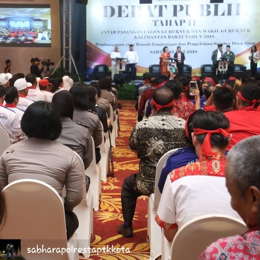 SabharaPtk's tweet photo. 240 Personil Polisi Siaga di Debat Publik Pilgub Kalbar Tahap II, Sabtu (5/5/2018)
.
#poldakalbarberkibar #zeroillegal #zerotolerance #thebestpol #viral #pilkadaserentak2018
@multimedia.humaspolri @divisihumaspolri https://t.co/aggFXvcjGB