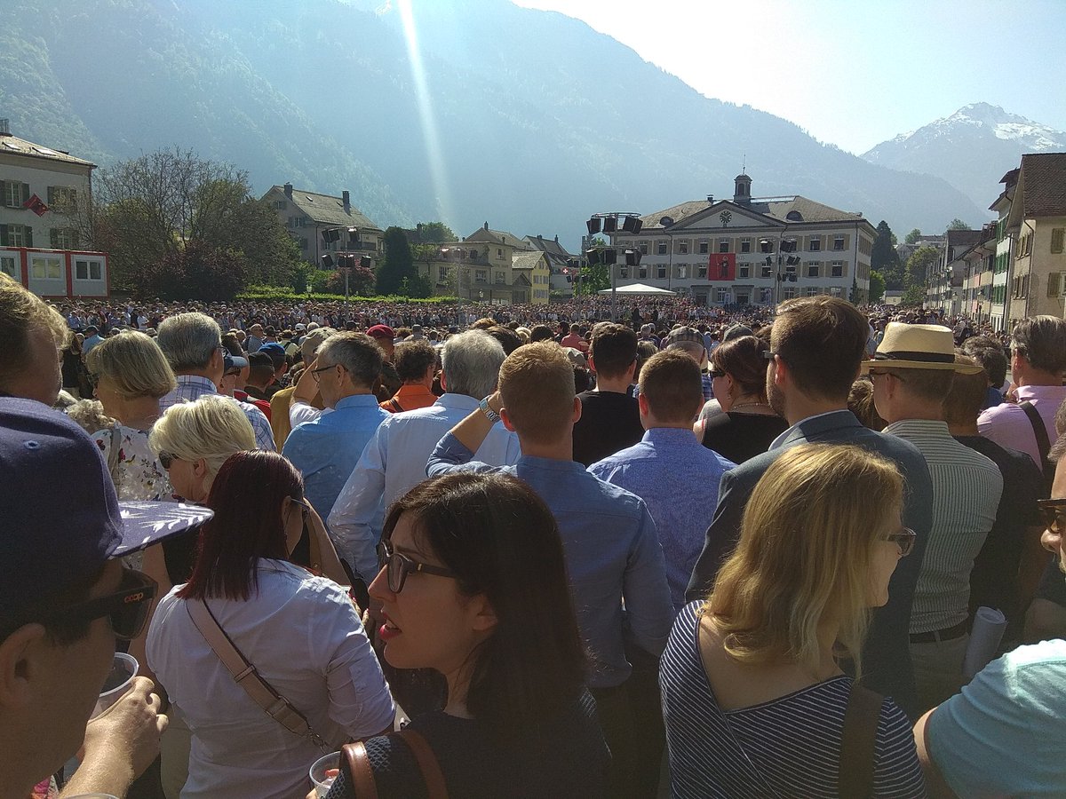 PhTschopp's tweet image. Gelebte Schweizer Polittradition  🇨🇭! Herzliche Grüsse von der #Landsgemeinde in #Glarus!