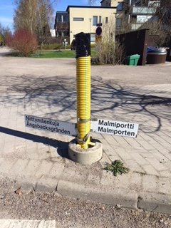 KivinenH's tweet photo. Jäteauto kumosi eilen lyhtypylvään. Ei vain siivottu vaan
pidettiin myös osoitteisto kunnossa. Meidän espoolaisten kaupunkitekniikka Kake on tosiaan kondiksessa. Tuo on jopa sööttiä. #espoo #kotikadut #kake https://t.co/bhz64eLFoY
