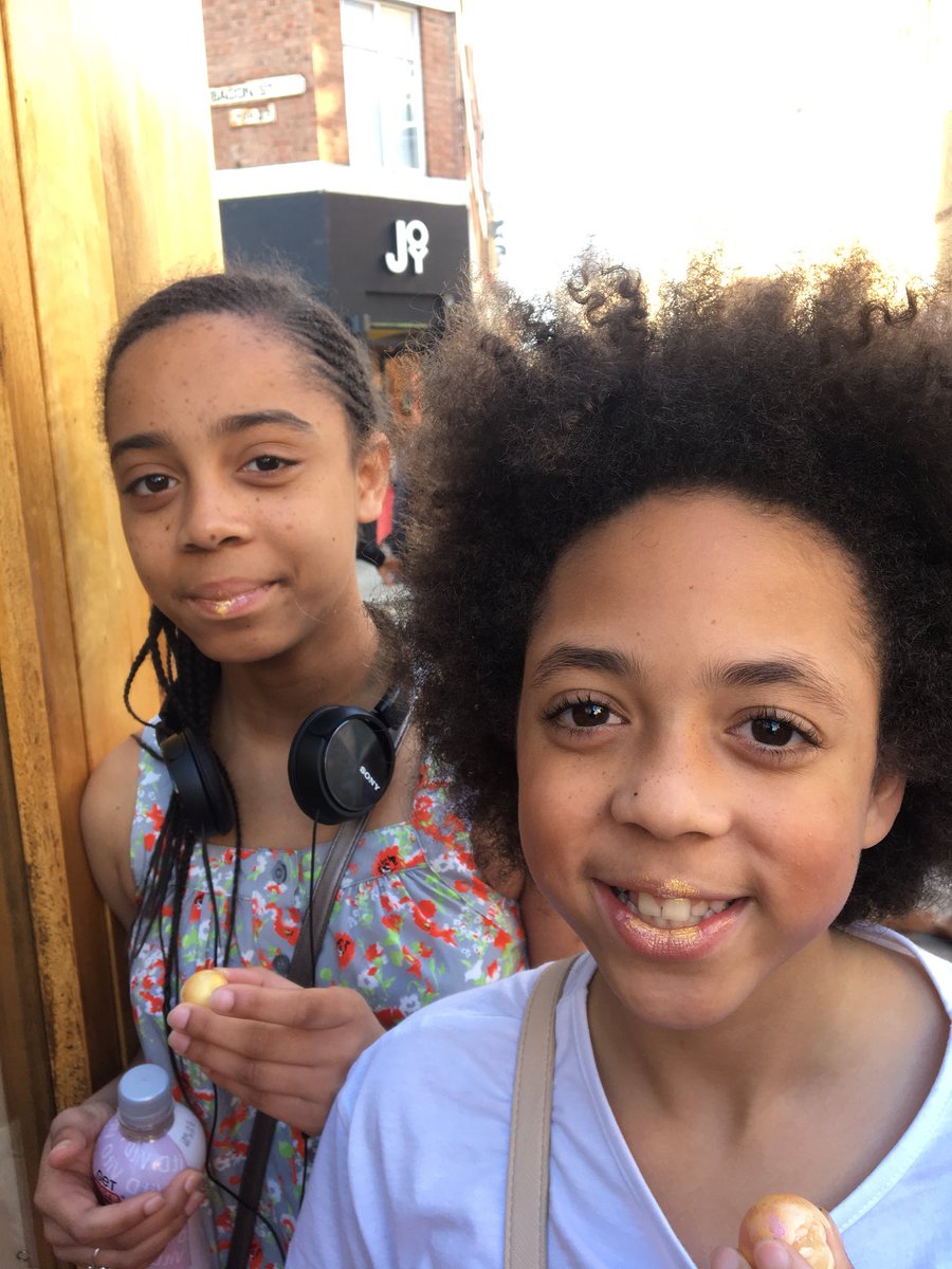 apollomakingHH's tweet photo. The kids stopped to look in the window @DarkSugars the dude gave the girls some treats @bigup . Too nice then I brought £20 worth of heaven. https://t.co/VBQfZURqgR