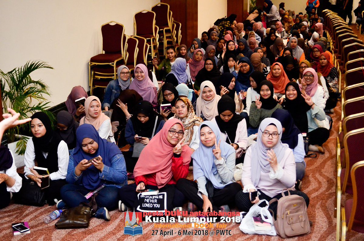 klibfmy's tweet photo. Live Update: Sesi Meet and Greet bersama GANTUNG di PBAKL 2018 di PWTC, Kuala Lumpur.
#PBAKL2018 #KLIBF2018 #klbaca2020 #caringthroughreading #bacaworld2018
#YouCanDuit #NegarakuDigital #mydigitalmaker #eRezeki #eUsahawan #HealthyGaming https://t.co/z2O7MVRyHd