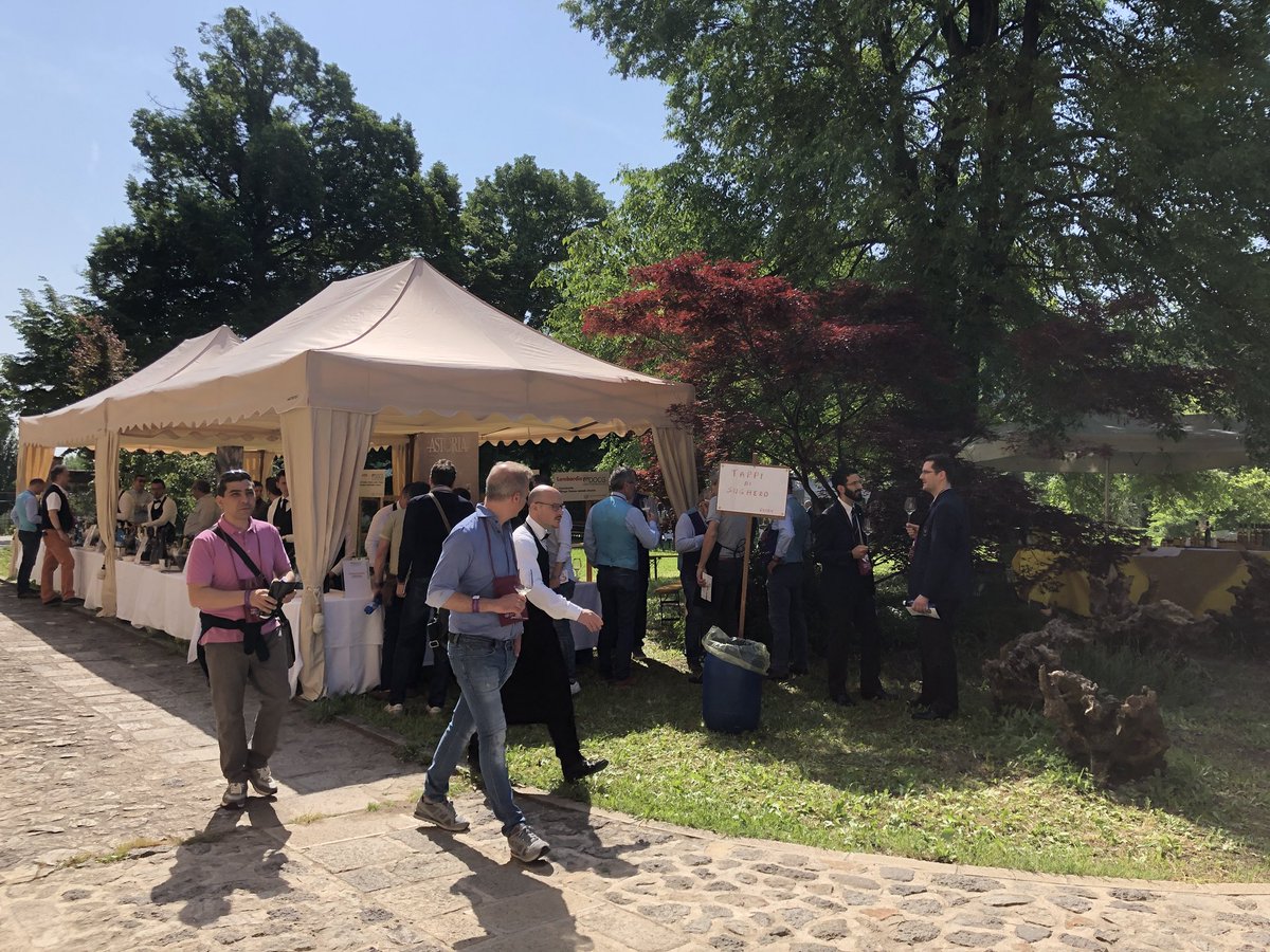AisVeneto's tweet photo. Con i primi brindisi e un bellissimo sole diamo il via a questa edizione di #DOCGWineExperience. Vi aspettiamo all’Abbazia di Praglia! #weAIS https://t.co/dP3g9zDicN