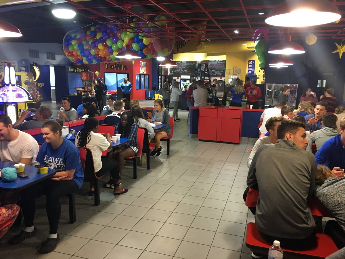 HHS_ProjectProm's tweet photo. Patiently waiting for prizes to start .... #doorprizes #ProjectProm2018 https://t.co/rAerzJSZFv