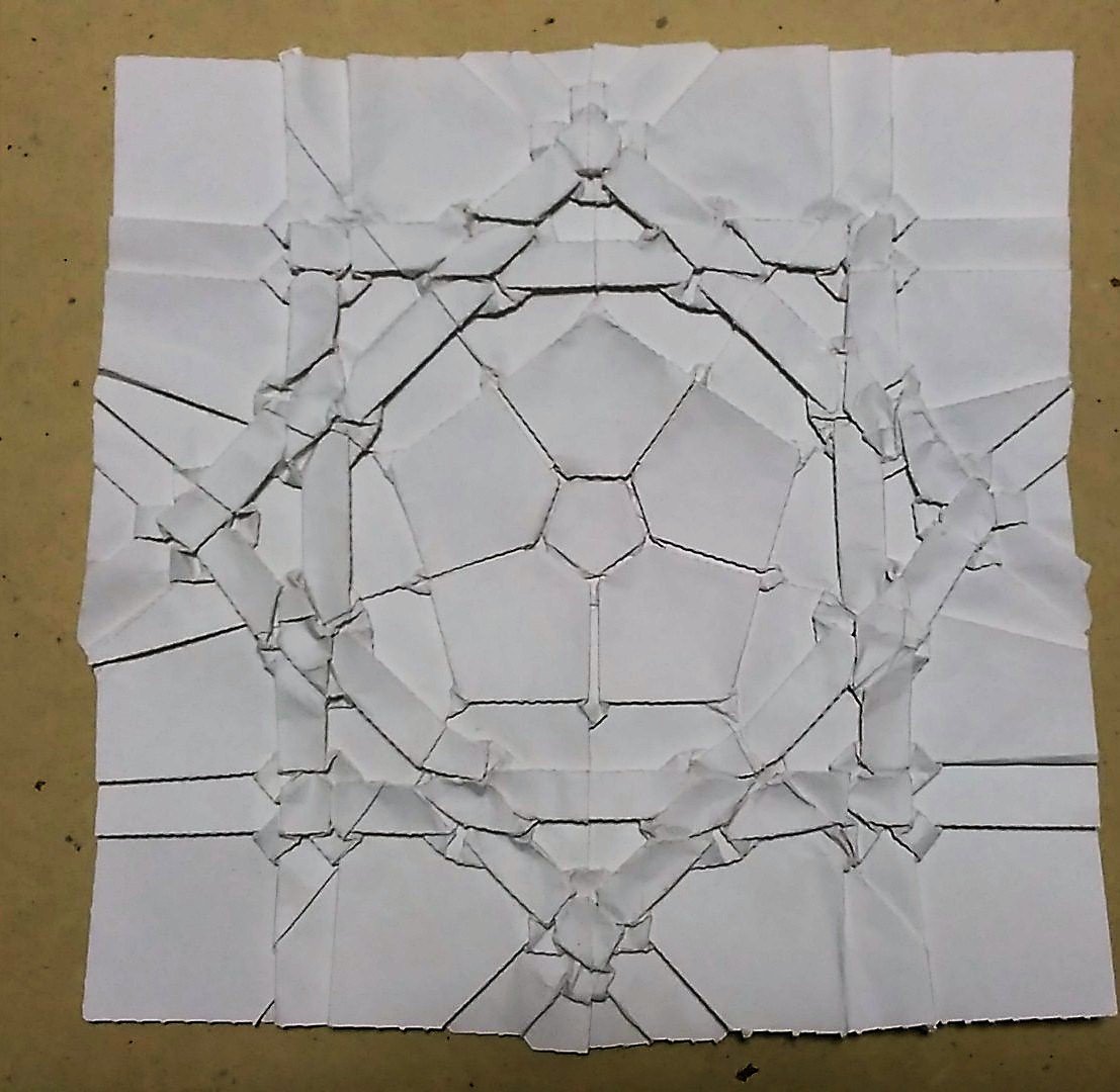 山本 陽平 Sur Twitter 浮き折り細工 組合角に桔梗 土佐のヒーロー坂本龍馬の家紋 中央の桔梗を折った後に周囲の組合角を折ることで 一見難しい五角形と八角形の合成に成功 他の土佐偉人シリーズと紙質を合わせるため 再挑戦が求められる 折り紙作品 坂本龍馬