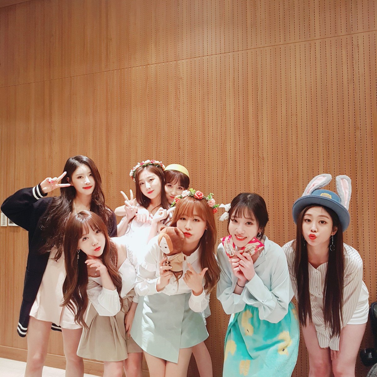 [#Lovelyz] 럽둥이들💕의 '그날의 너' 2주차 활동이 모두 끝이 났습니다👏👏  우리 럽둥이들과 함께 열심히 달리느라 #러블리너스 의 건강💪도 치유💊가 필요할 것 같은데 내일 하루 푹 쉬고 좋은 컨디션으로 다음주에도 만나요🤗 우리 럽둥이들도 푹 쉬고 건강한 모습으로 여러분들 만나러 갈게요👍