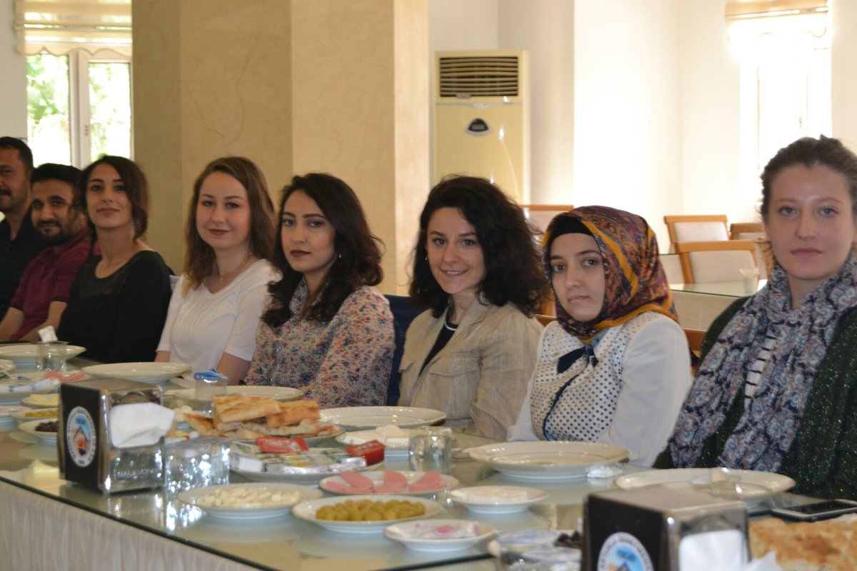 mardinilmem's tweet image. İl Millî Eğitim Müdürü  @yakup1219 #ÖgretmenimizMisafirimiz projesi kapsamında bugün #Midyat #Pelitli İlkokulu'nda görev yapan öğretmenlerimiz ile kahvaltıda buluştu
#BizBüyükBirAileyiz
@Yusuf__Tekin
@MustafaYMN