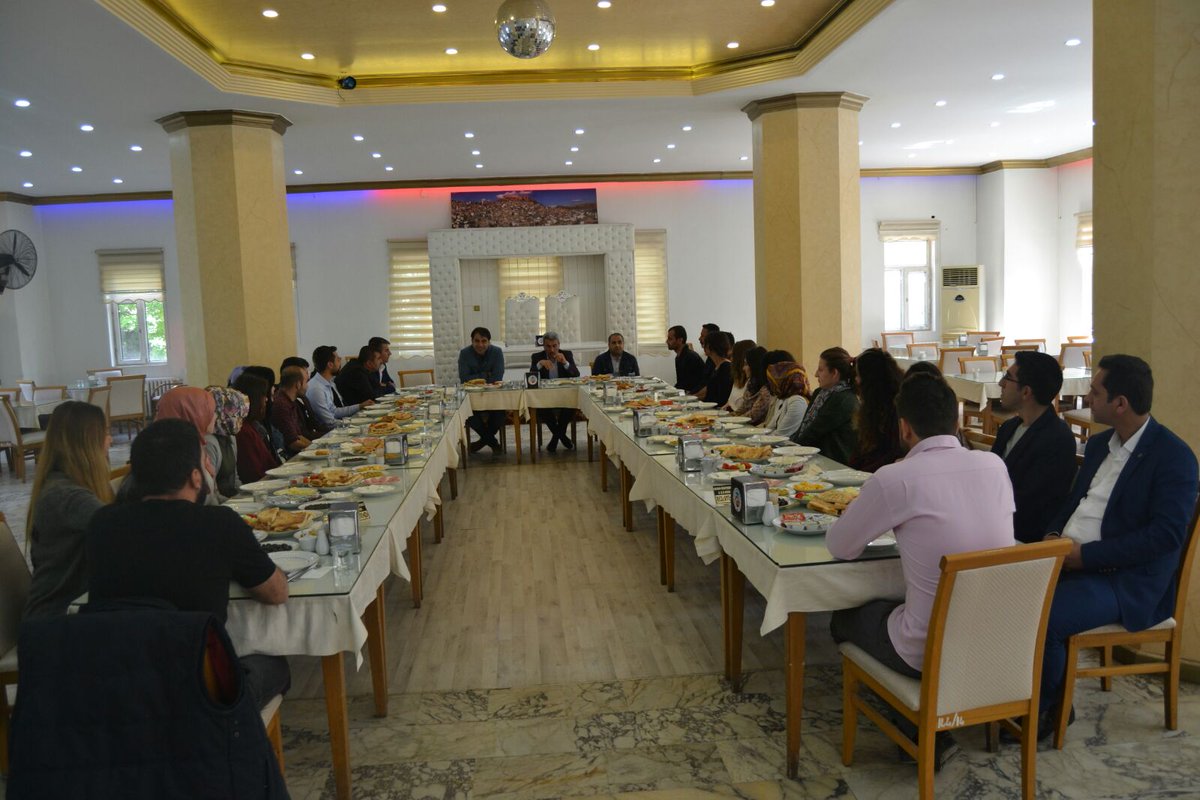 mardinilmem's tweet image. İl Millî Eğitim Müdürü  @yakup1219 #ÖgretmenimizMisafirimiz projesi kapsamında bugün #Midyat #Pelitli İlkokulu'nda görev yapan öğretmenlerimiz ile kahvaltıda buluştu
#BizBüyükBirAileyiz
@Yusuf__Tekin
@MustafaYMN