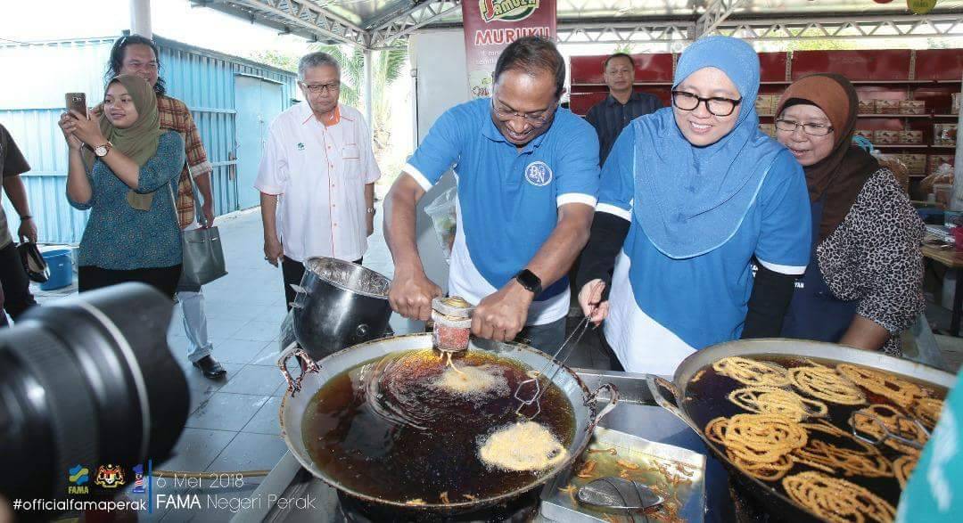 TheGoat30965's tweet photo. Sekitar Pelancaran Program Jualan Jimat Belanja Dapur Peringkat Negeri Perak di Pasar Tani Daerah Manjung yang disempurnakan oleh YAB Menteri Besar Perak @ZambryOfficial
Turut hadir ialah Tan Sri Pengerusi FAMA @TokBad_21
#FamaDiHatiRakyat
#Jbd2018
#PasarTaniPasarPilihan https://t.co/27a6uq1QYc