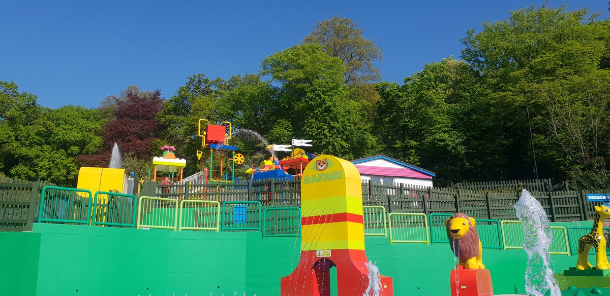 Day 2 <a href="/LEGOLANDWindsor/">LEGOLAND Windsor</a> come find the droids, Jedi and many more Star Wars characters and don't forget your swim stuff, Drench Towers is open! 
#LEGOStarWarsDays #legoland #starwars
