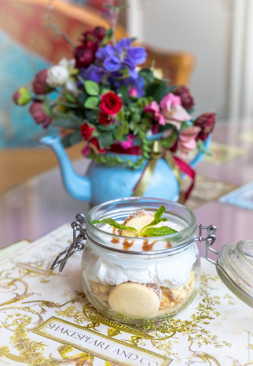 Shakespeare and Co tweet media