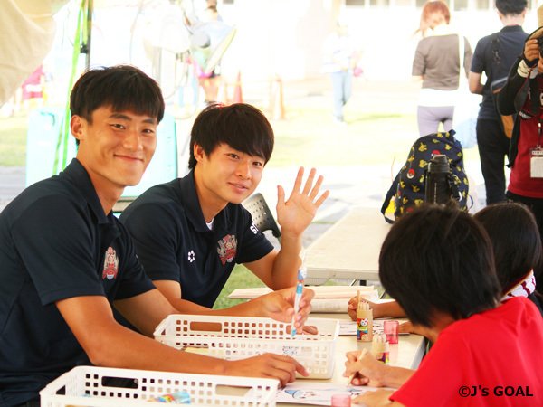 japansportslink's tweet image. ⚽️琉球 vs 秋田⚽️
塗り絵コーナーで #チェビョンギル と #高柳昌賢 の両選手がレクチャーする姿が見られました🤗

jsgoal.jp/photo/c-ryukyu/
#FC琉球  
@fcr_info 
#fcryukyu

「スタナビ」ではファン・サポーター皆さんの観戦アドバイスを掲載中⏩jsgoal.jp/stadium/