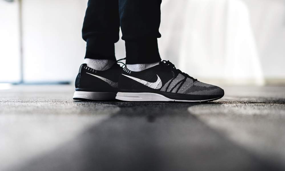 flyknit trainer black and white