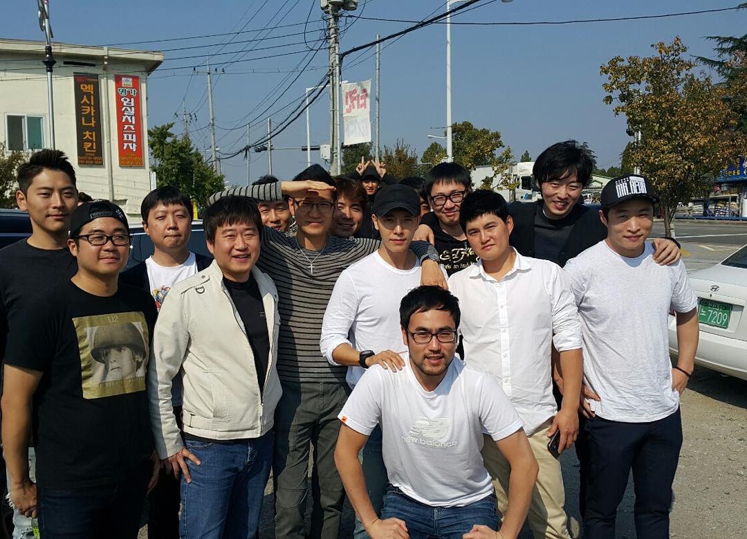 ChanHomeTH's tweet photo. รูปของชานยอล ช่วงเดินทางมาส่งรุ่นพี่ทงเฮเข้ากรมเมื่อวันที่ 15 ต.ค 2015 ที่ผ่านมาค่ะ เป็นรูปเบื้องหลังจริงๆเลยค่ะ เพราะว่าความสูงของชานยอลนั่นเอง😎💕
cr.chanhunnuna
https://t.co/kY7xhdpRBi
https://t.co/3awx8aoMv8
https://t.co/nRHPGTtCgU

#PremiosMTVMiaw #MTVBRKPOPEXO @weareoneEXO https://t.co/OcqO8oTd79