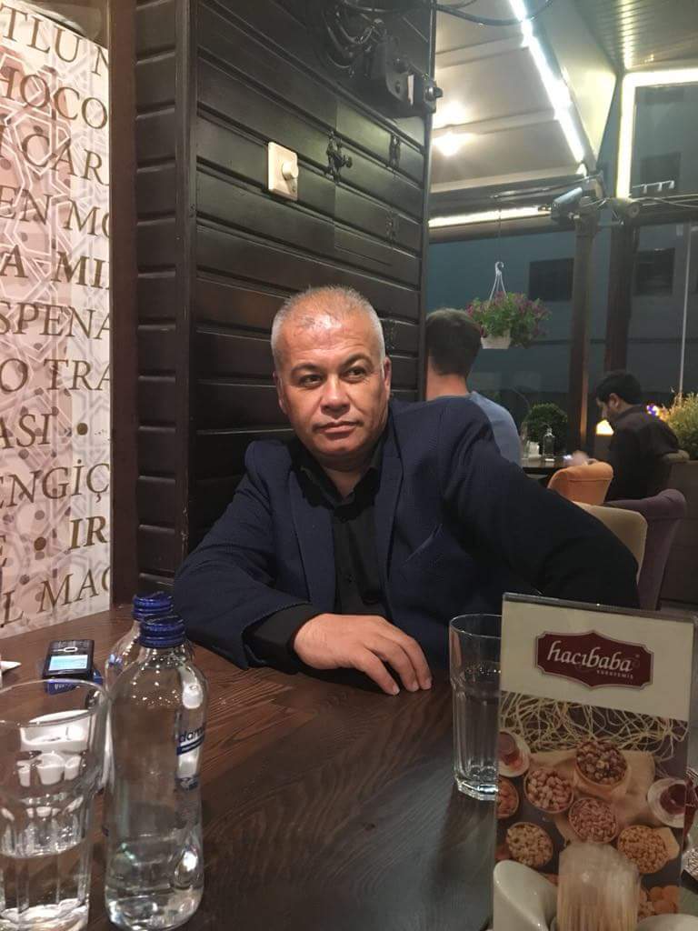 Usta Bir çay doldur bana, hayatım gibi koyu olsun; şeker atma içine derdim gibi acı olsun; kaşığı da çıkar içinden, benim gibi yalnız olsun!