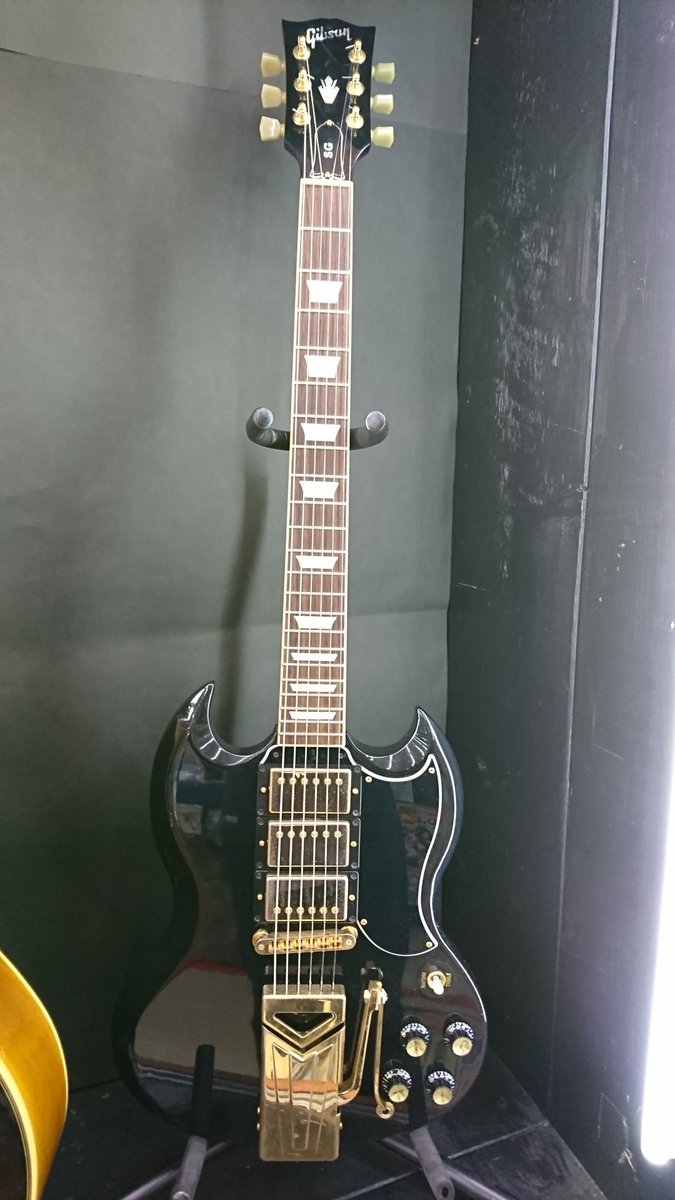 kashihara_inst's tweet photo. Gibson - SG Standard 3PU w/Sideways Vibrola

2014年のLimitedRunモデルです。
黒いボディにゴールドパーツ搭載で超ゴージャス！

#gibson
#SG
#sidewaysvibrola https://t.co/zVsOsOjhw1