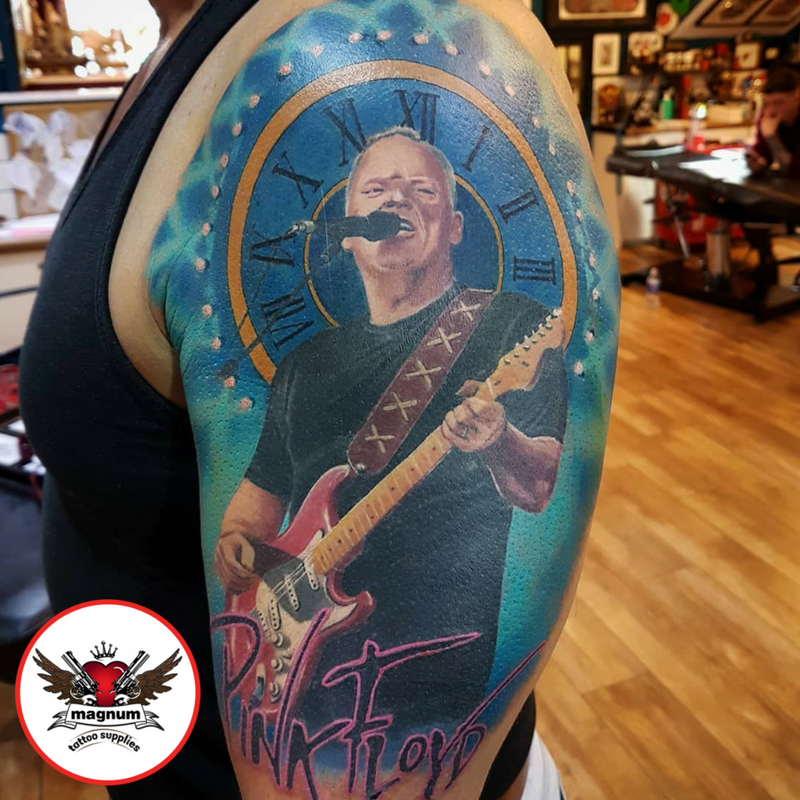 MagnumTattooSupplies sur X : "@LordNelsonTatto did this David Gilmour tattoo created using #magnumtattoosupplies #pinkfloyd #davidgilmour #tattoodesign #tattoos #tatt #tattooart #uktoptattooartists #uktta #ink #inkmaster #art #artist #skin ...