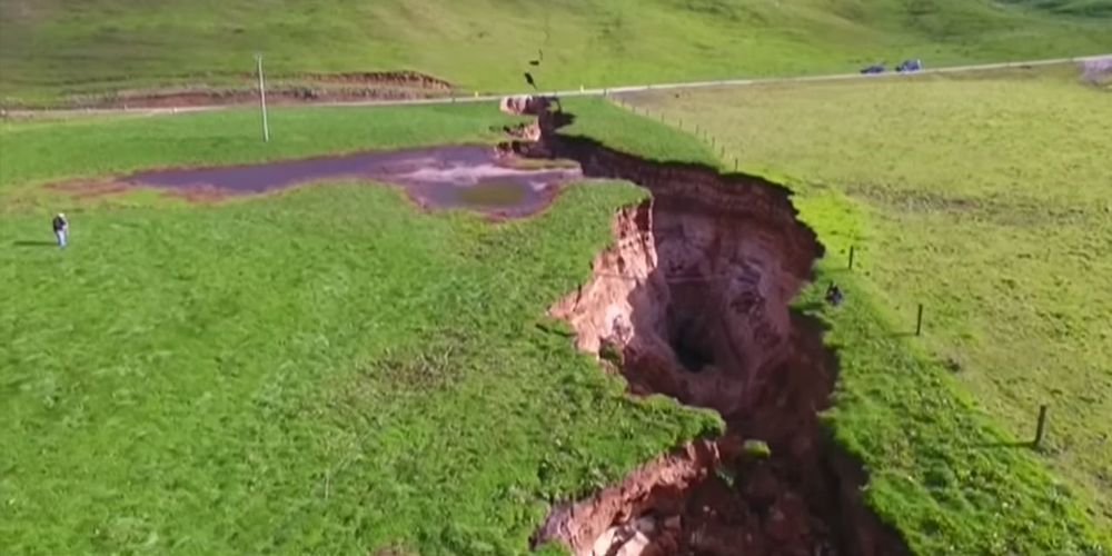 sudouest's tweet photo. Vidéo. Nouvelle-Zélande : une gigantesque faille volcanique s’ouvre dans un champ
https://t.co/tSJNaaEFHP https://t.co/Ad1fi5HgIS