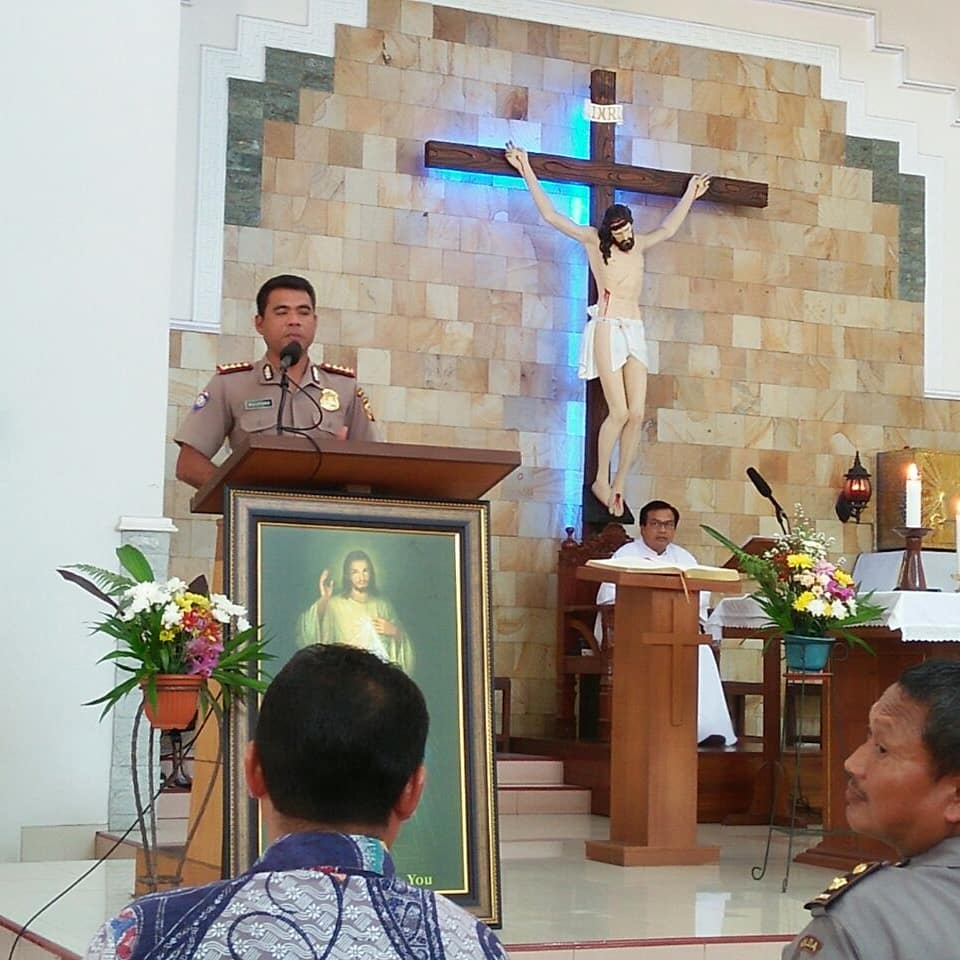 SabharaPtk's tweet photo. Sosialiasi Kamtibmas  oleh Dirbinmas Polda Kalbar, Kombes Pol Mujiyono kepada jemaat di Gereja Sto. Hieronimus Tj. Hulu Pontianak

#poldakalbarberkibar #zeroillegal #zerotolerance #thebestpol #viral
@multimedia.humaspolri @divisihumaspolri https://t.co/Te2wlOKH2V