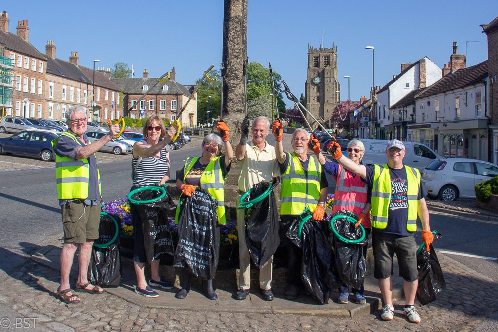 #Bedale Litter Busters out first thing this morning! Doing a fantastic job! @OriginalBedale bedaleandvillages.wordpress.com/2018/05/06/bed…