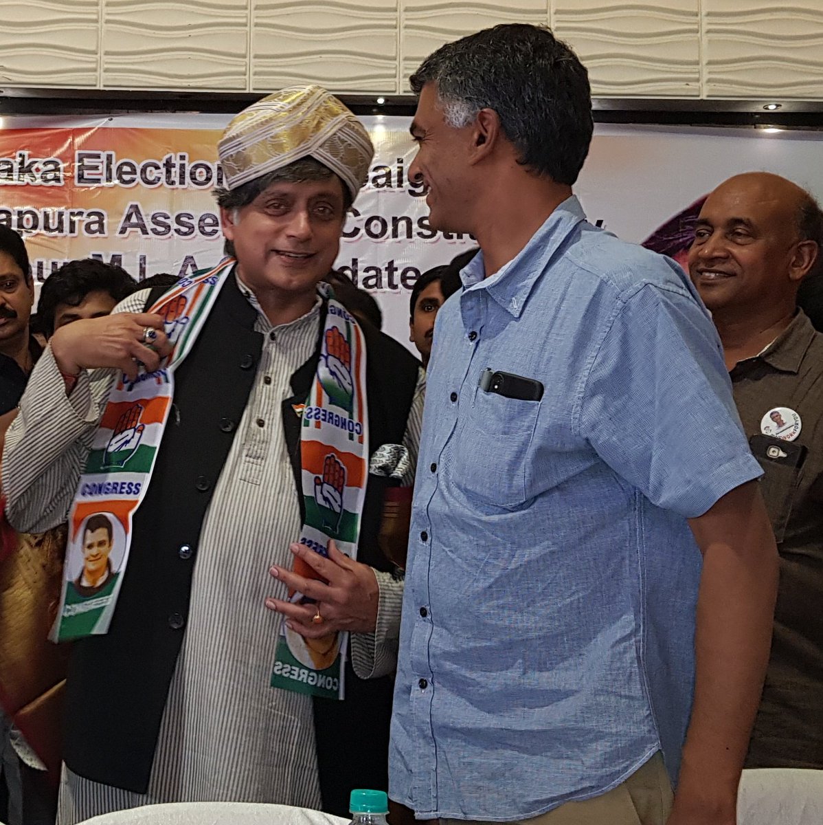 ShashiTharoor's tweet image. Addressed packed interactive session in Byatarayanapura constituency for KrishnaByreGowda, @INCIndia candidate &amp;amp;Karnataka AgricultureMinister. KBG is an outstanding candidate who represents the future of @INCIndia politics: a top-quality professional w/strong grassroots connect.