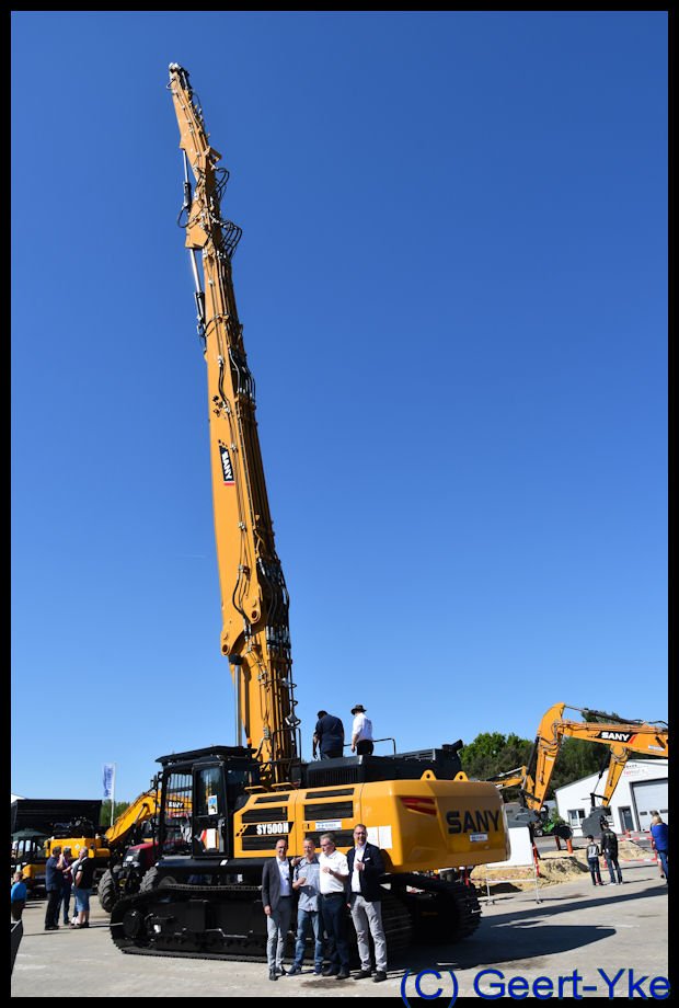 De eerste Sany SY 6028 highreach demolition in Europa.  Welke sloopmachine is zo compleet, heeft hydraulisch verbreedbare onderwagen en korte giek. En ook nog sterk, want sloopt op 28 meter met 4 ton schaar! <a href="/Colle_NL/">Collé Nederland</a> <a href="/VanHautnv/">Van Haut NV</a> <a href="/SANYEUROPE/">Sany Europe</a> <a href="/sanyireland/">SANY</a>