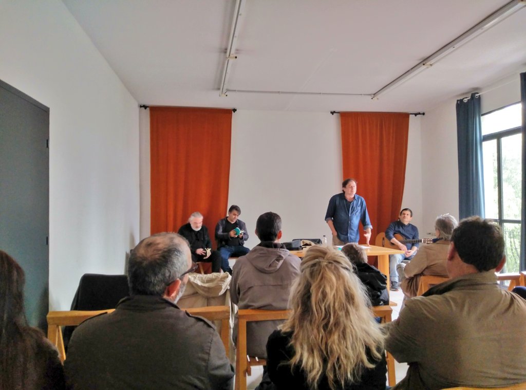 LaBreuEdicions's tweet image. ara mateix recital a @UtopiaMarkets d'Andreu Subirats, @FrancescGelonch Joan Vigó
#poesia #alabatre
#recitals
