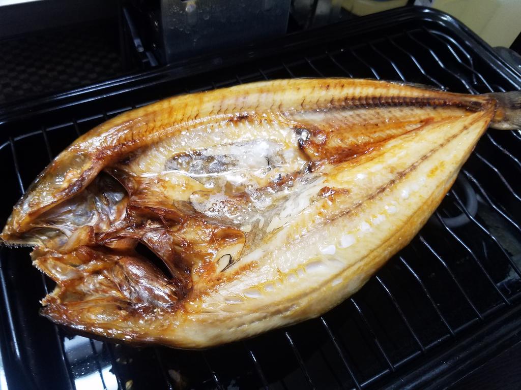 Kouta 一夜干しして水分を抜いたホッケの塩漬けを焼いてます 塩漬け冷凍は半年くらい保存もできますよ 魚を長期保存したい方は 塩漬けして冷凍すると良いです 新鮮な魚だけが美味しいわけではなく 日本に古くから伝わる魚の食べ方は素晴らしいものです