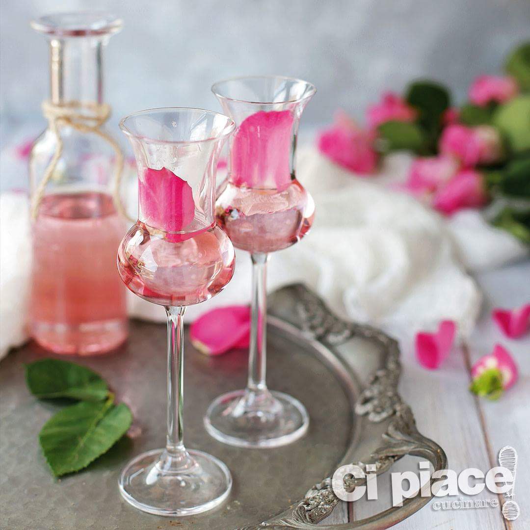 CiPiaceCucinare's tweet photo. #maggio è il mese delle #rose, eccole che adornano giardini ma anche #sciroppi. Lasciatevi ispirare dalla dolce #ricetta di @gerbusca che trovate su #cipiacecucinare 64 e se son rose fioriranno... 🌹🌹🌹 #domenica #7May #recipes #weekend #Flowers https://t.co/4a3cmQU9Rh