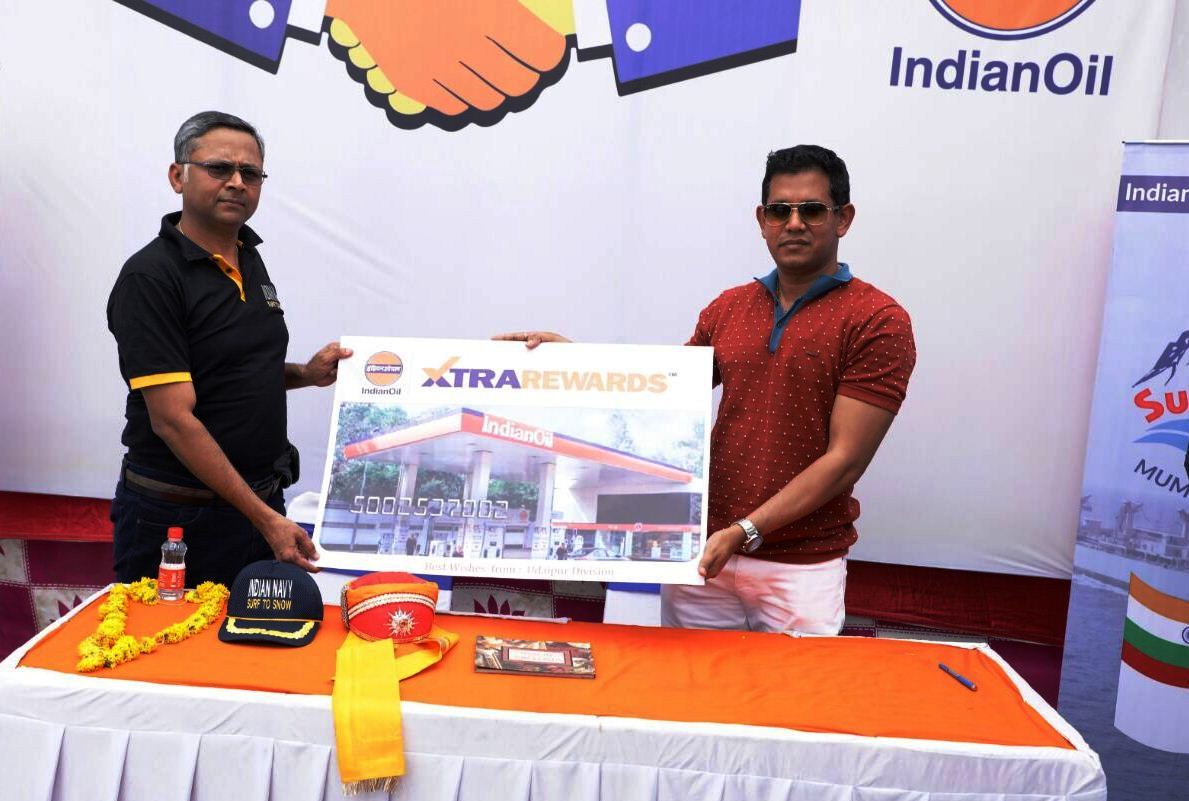 IndianOilcl's tweet photo. In it’s next leg, the participants of #Surftosnow, Car Rally by Indian Navy, were warmly welcomed at #IndianOil’s Lodha Filling Station at Udaipur. Before flagging off for their onward journey to Jaipur, participants were given #Xtrarewards cards. https://t.co/KhBJ6DBVAP