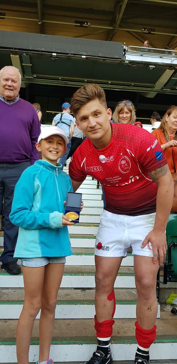 Army Rugby Captain LCpl James Dixon (Royal Engineers) presenting his winners medal to a lucky child in the @ArmyNavyRugby crowd, a great gesture 👏👏👏@CorpsSM @26EngineerRegt @Proud_Sappers @ArmySportsLTRY @BritishArmy @MoseleyRugbyFC