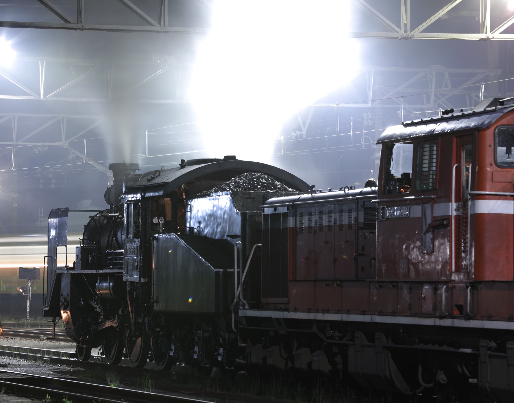 まっきい 蒸気機関車のバルブ撮影はとてもおもしろいですね 照明が白とびしていますが 自分的には満足しています 新山口駅 C56 C56形160号機 Dd51 Dd51形1043号機 バルブ撮影 長時間露光 鉄道