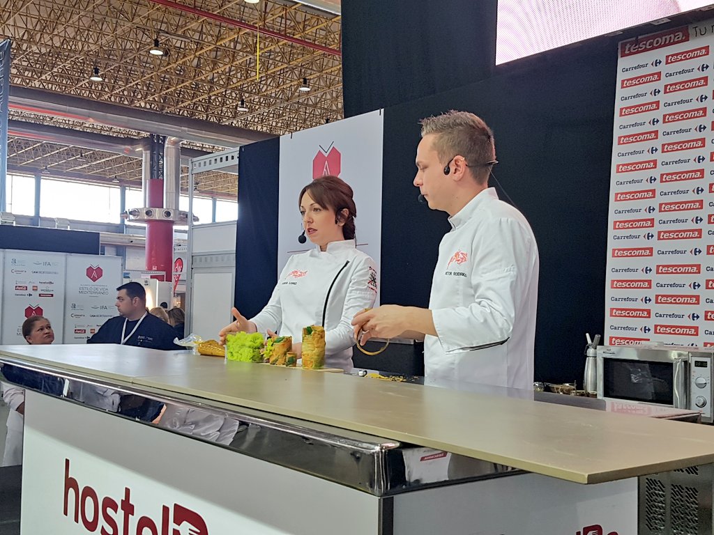 EstiloVidaMed's tweet photo. Un bosque sobre una tabla, ¡de 20 elementos diferentes! 

@VictorSamsha está en nuestro escenario principal "El Espectáculo hecho comida" @Samsha_Rest

#AlicanteGastronómica #DietaMediterránea https://t.co/0c7xx51BsH