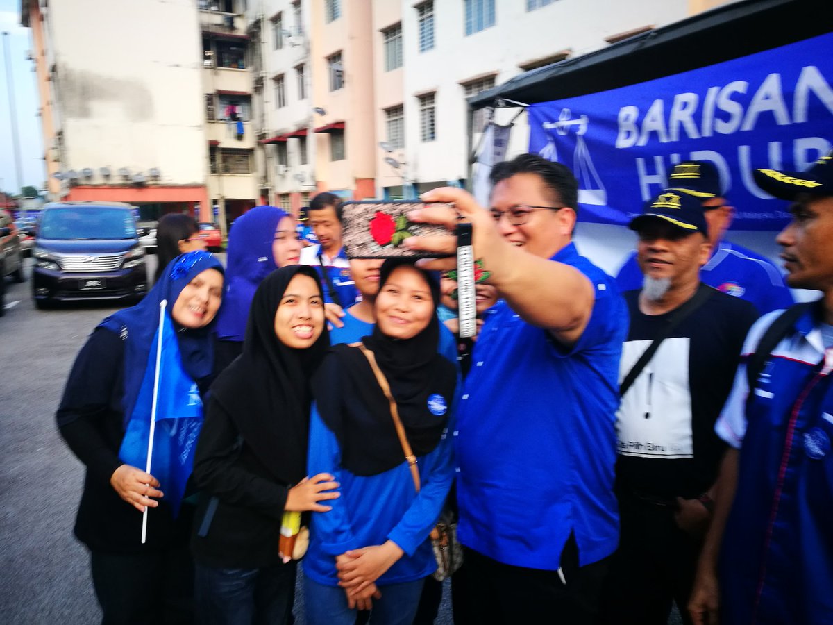 zainisinong's tweet photo. Bersama Pengundi2 di Parlimen Pulai. YB Datuk @NurJazlan
#KitaPilihBiru
#JomBN
#pru14
#Souljer
#SouljerJohor https://t.co/bSc8RL78E5
