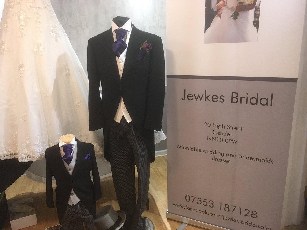gracefavoursuk's tweet photo. I often see fab suits at wedding fayres. Love this. Just need to find a man to wear one 😂 https://t.co/nl7YPqqAIs