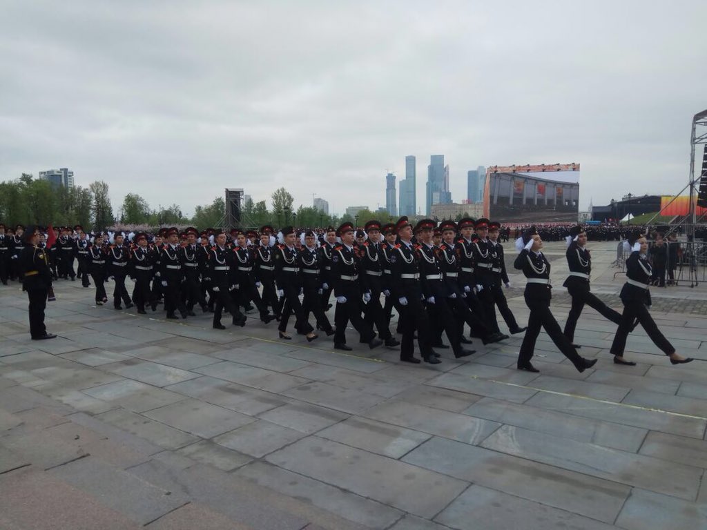 SmetlevV's tweet photo. Сегодня на Поклонной горе прошёл 
парад Кадетского движения «Не прервется связь поколений!», посвященный 73-й годовщине Великой Победы. 
В парадном строю по брусчатке Поклонной горы прошли более 2,5 тысяч кадет. 
#москва #кадеты #догм #6мая #парад #поклоннаягора #деньпобеды https://t.co/N5T8z4j4qG