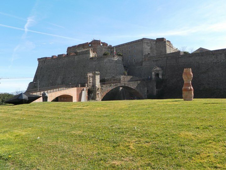 ProgettoSmartic's tweet photo. Passeggiando tra i caruggi del centro storico di Savona ci si meraviglia alla vista della Cappella Sistina, di creazioni uniche di ceramica bianco-blu, della maestosità della fortezza del Priamar, dei profumi della farinata di grano, della panissa e del chinotto. 
@INTERREGTweets https://t.co/qTmorRiwxo