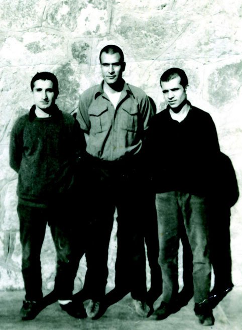 emanetahmet's tweet photo. "Bir yangın ormanından püskürmüş genç fidanlardı 
Güneşten ışık yontarlardı sert adamlardı 
Hoyrattı gülüşleri aydınlığı çalkalardı 
Gittiler akşam olmadan ortalık karardı"
#6Mayis1972 https://t.co/DmlJSMEMyR