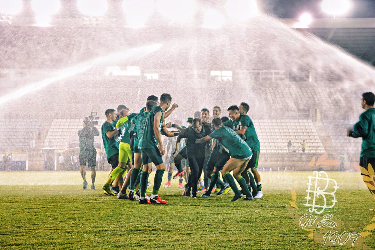 GolSur1907's tweet photo. Los éxitos del primer equipo tienen sentido gracias al trabajazo que @jjromero6 está haciendo con sus chavales. Sin ellos nada de lo conseguido esta temporada habría sido posible.

¡ HUMILDAD Y CONSTANCIA. VOLVEREMOS @RBetisCantera ! https://t.co/nweI9PLhlT