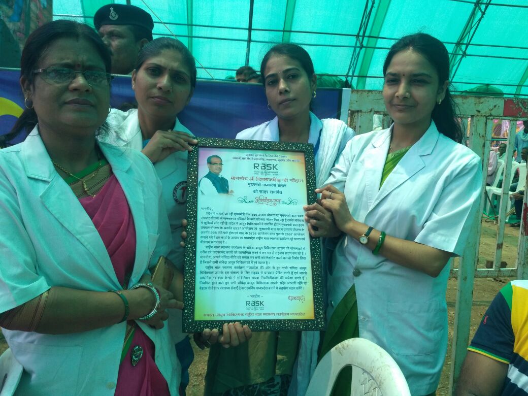 DrRNBaghel2's tweet photo. #RbskMp
#child
मध्यप्रदेश मे पिछले चार वर्षों में 
आरबीएसके आषुष चिकित्सकों ने शासन की योजनाओं से 75324 बच्चों की निःशुल्क सर्जरी करवाई गई है अब तक 30 लाख बच्चो के निशुल्क उपचार हुए 
@ChouhanShivraj
@BJP4India
@ndtv
@ZeeMPCG
@aajtak
@BansalNewsbpl 
@IBC24News 
@Ind24Mpcg https://t.co/huqRGZacHf