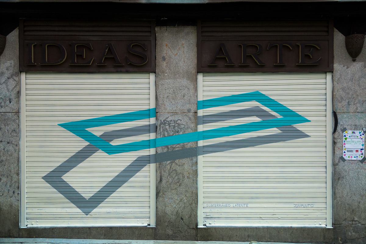 Subterráneo latente: juegos visuales y geometrías en la vuelta de <a href="/jonipunto/">Jonipunto</a> a #PintaMalasaña, en la calle Corredera (también podéis ver aún su obra del año pasado en San Andrés)