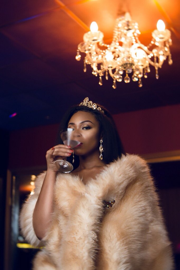 michyDiamond_'s tweet photo. Happy birthday to this selfless ,gorgeous , lovely lady. It’s been a crazy 25 years on earth &amp; I pray for peace ,long life &amp; Gods wisdom to continue on this journey🎉🎉A toast to the Queen 👑. https://t.co/AAC43xvriY