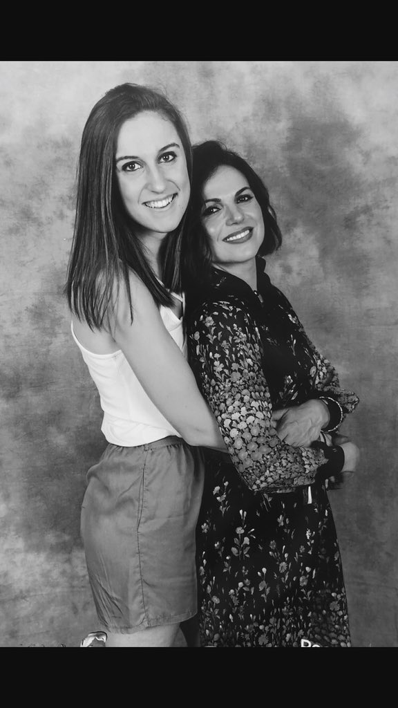 SRH_VDB's tweet photo. It this even real? Didn’t had any pose in mind but this lady turned her back to me so I could hold her from behind ❤️ So much love for you @LanaParrilla ! Finally I got to meet you in a way I never imagined ❤️#THEC2 #ouat #evilregal https://t.co/e3kBdlZIKQ