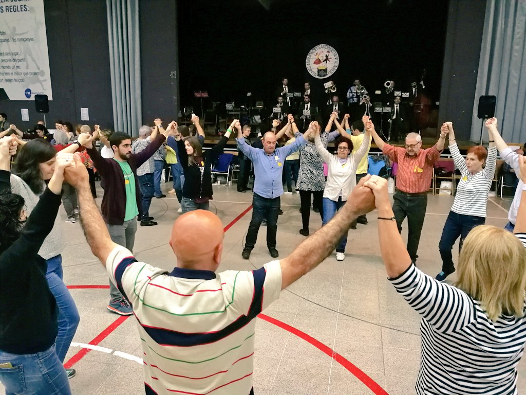 linformatiuSPM's tweet photo. L'#AplecSPM de l'@ASardanista_SPM s'està celebrant al #PavellóSPM a causa de la pluja https://t.co/A0Iyjx2L4S