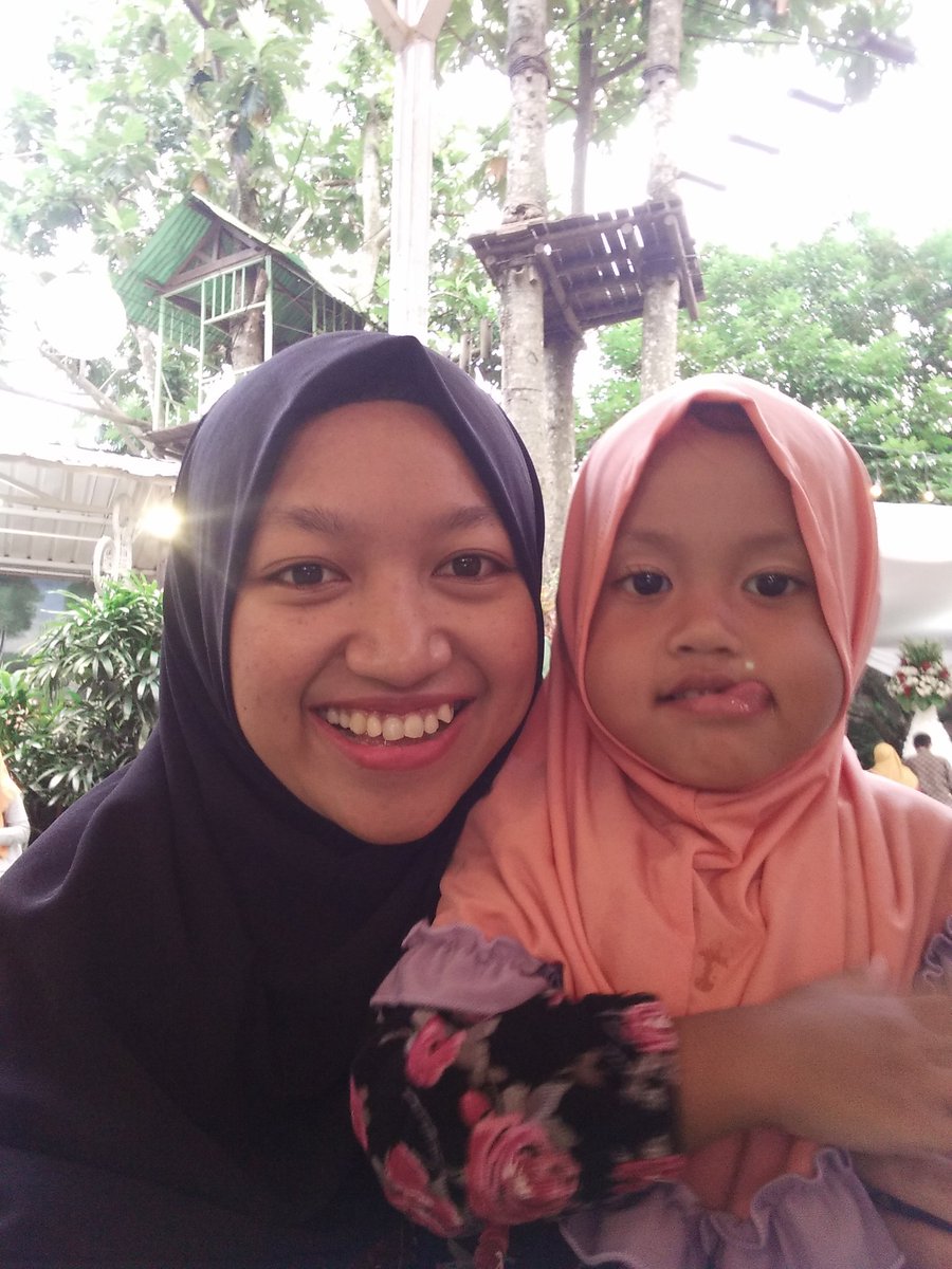 dinararia's tweet photo. Anaknya ibuk @as3berry syudahh besar. Smoga jadi anak sholehah ya Fiya 😘 https://t.co/rA9yPncY21